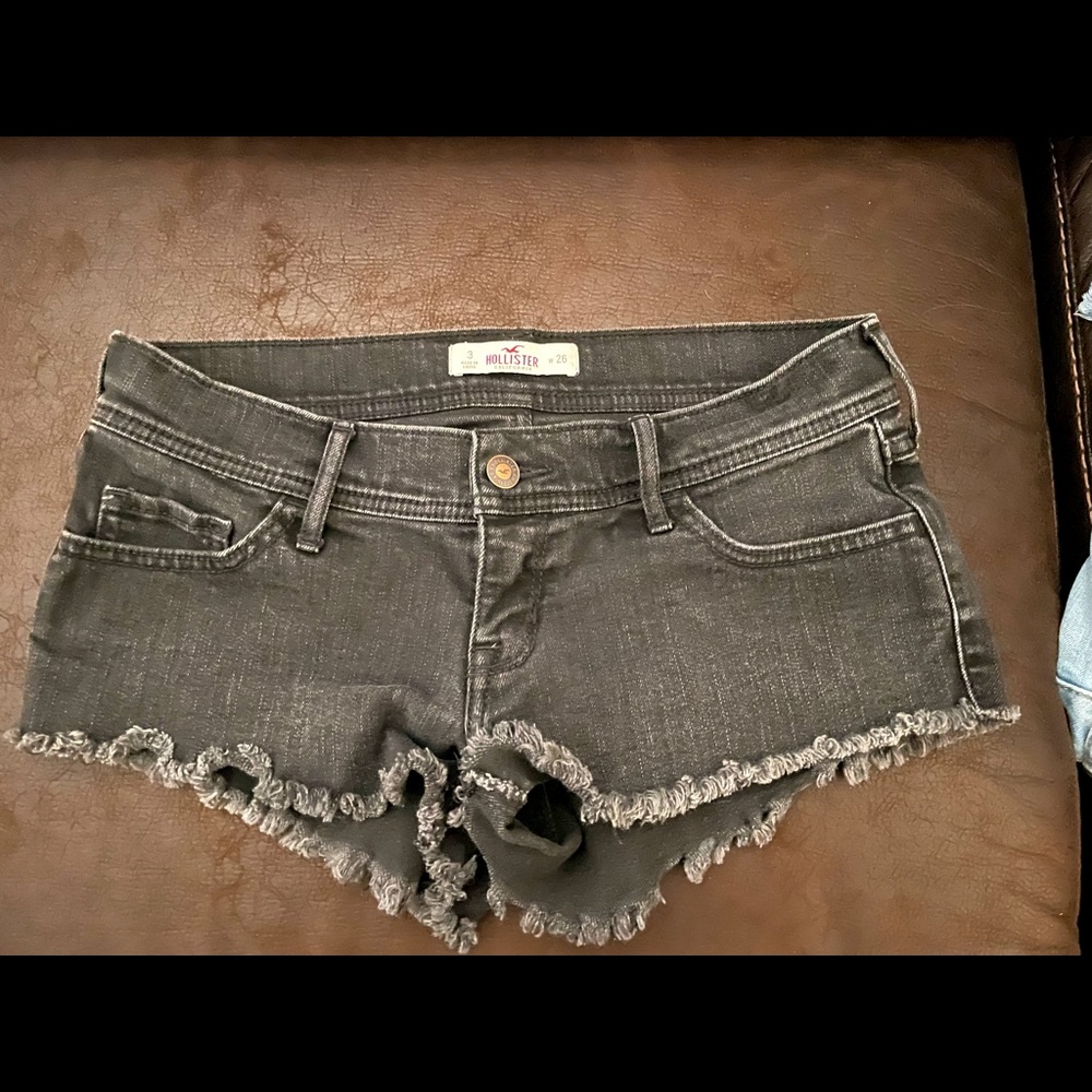 ❤️‍🔥$5❤️‍🔥Hollister Frayed Jean Shorts (Sz 3 - Waist 26)